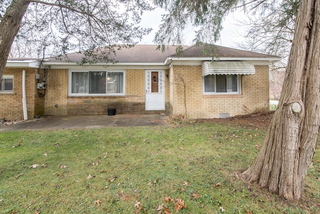 ranch-style home featuring a front lawn