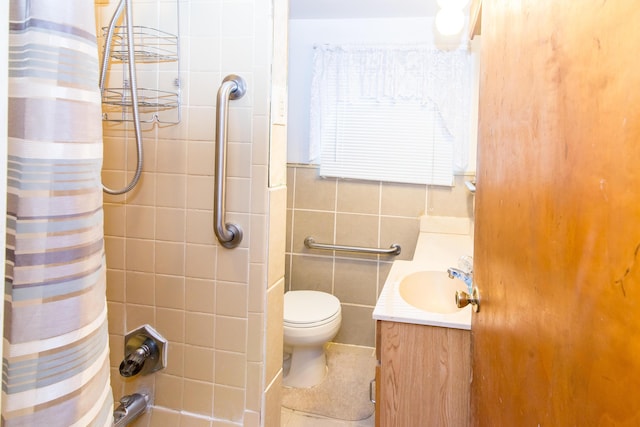 full bathroom with shower / bath combination with curtain, vanity, toilet, and tile walls