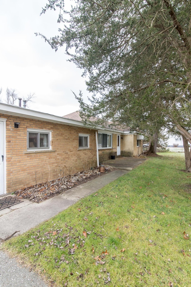 view of front of property featuring a front lawn