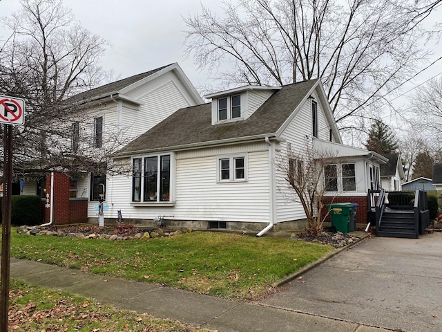 view of front facade featuring a front lawn