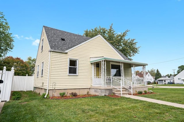 view of front facade with a front yard