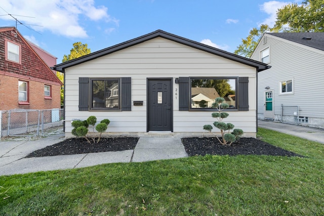 bungalow featuring a front yard