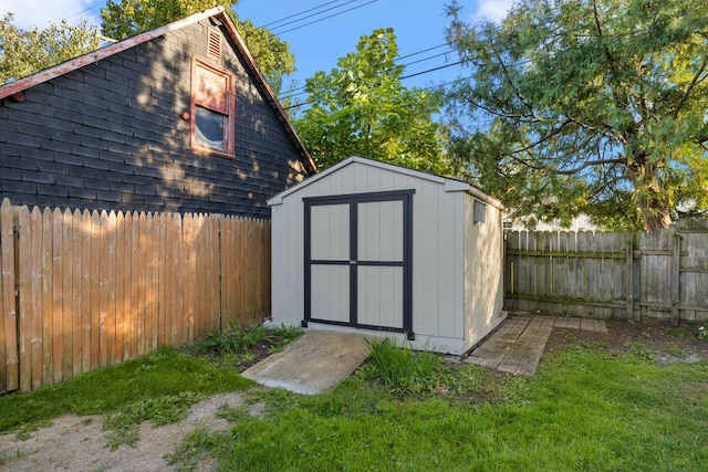 view of outdoor structure with a yard