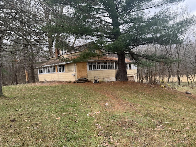 view of front of property with a front yard