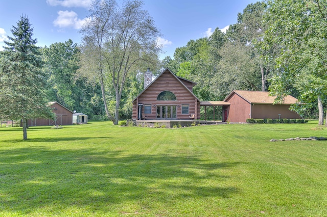 view of yard with an outbuilding