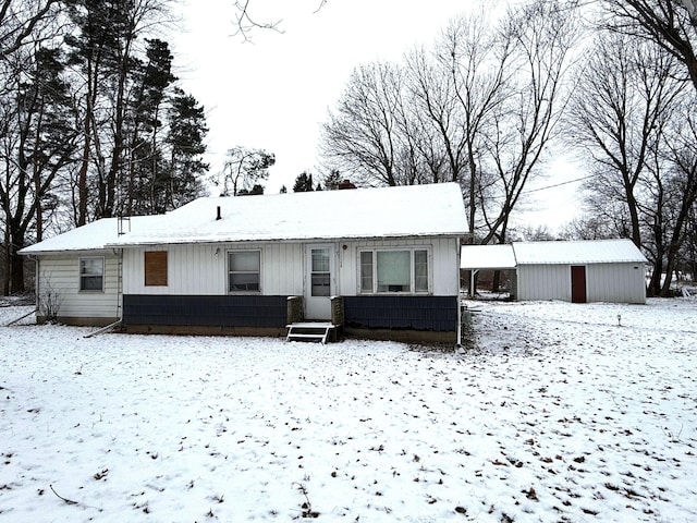 view of front of house featuring an outdoor structure