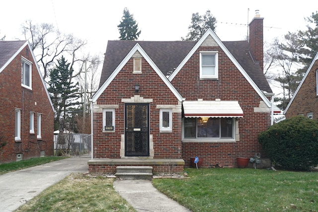 view of front of home with a front lawn