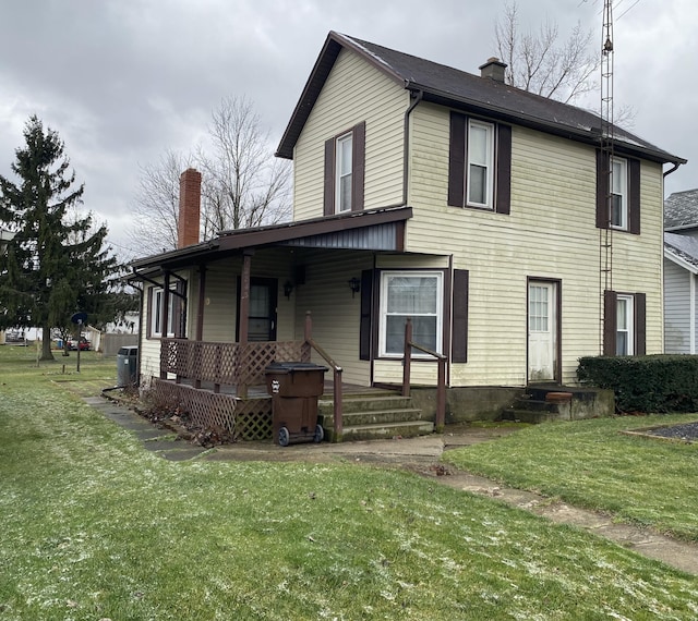 view of front facade featuring covered porch and a front lawn