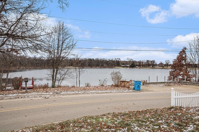 view of yard featuring a water view