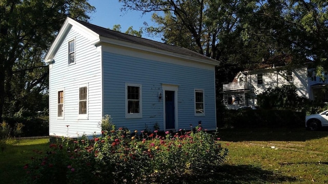 view of front facade with a front yard