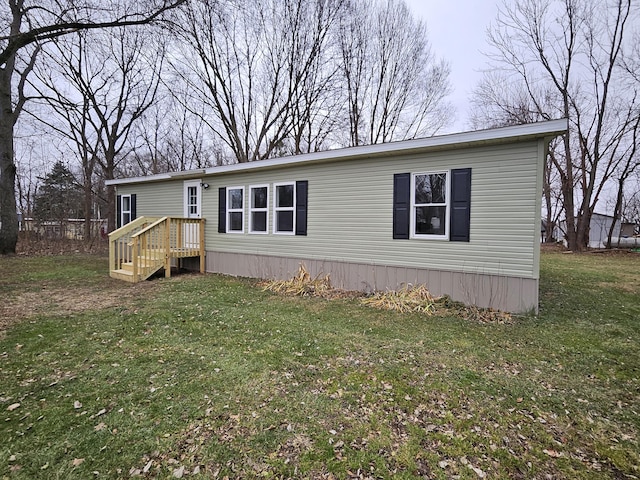 manufactured / mobile home with a front yard