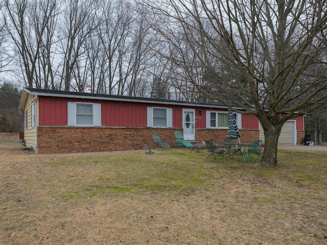 single story home with entry steps, brick siding, and a front yard