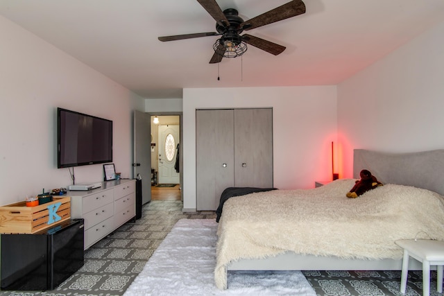 bedroom featuring ceiling fan and a closet