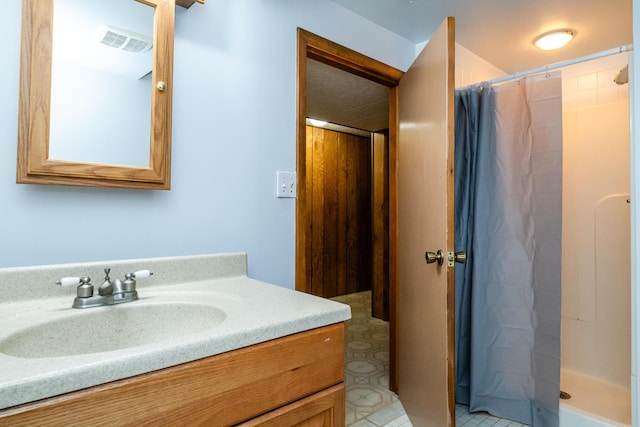 bathroom with a shower with curtain and vanity