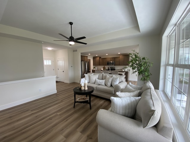 living area with dark wood-style floors, recessed lighting, baseboards, and a ceiling fan