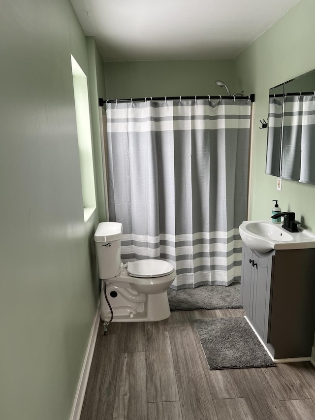 bathroom with a shower with curtain, vanity, and toilet