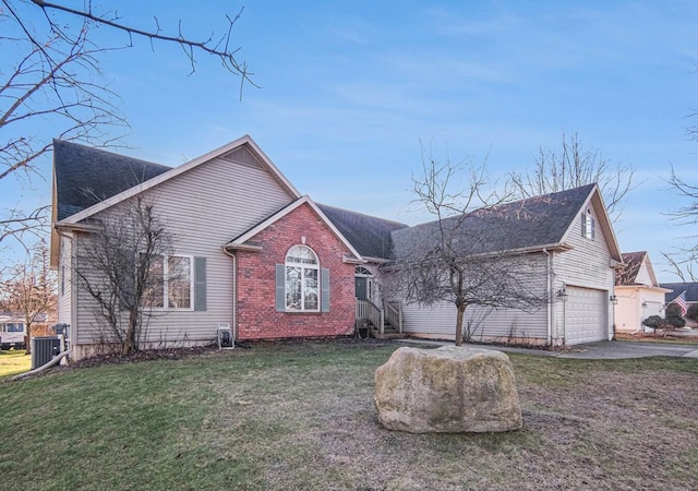 view of front of home featuring cooling unit, a garage, and a front yard