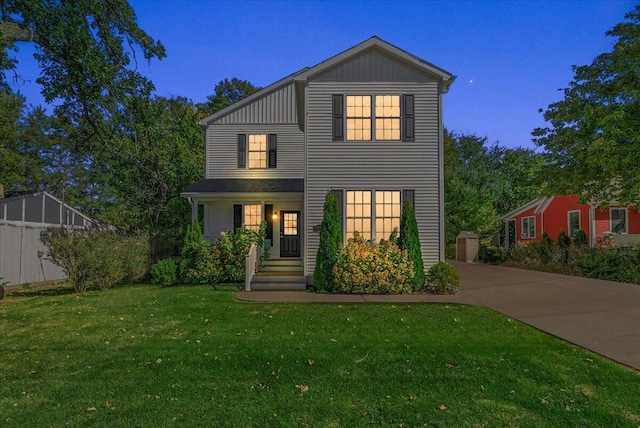 view of front facade featuring covered porch and a front lawn