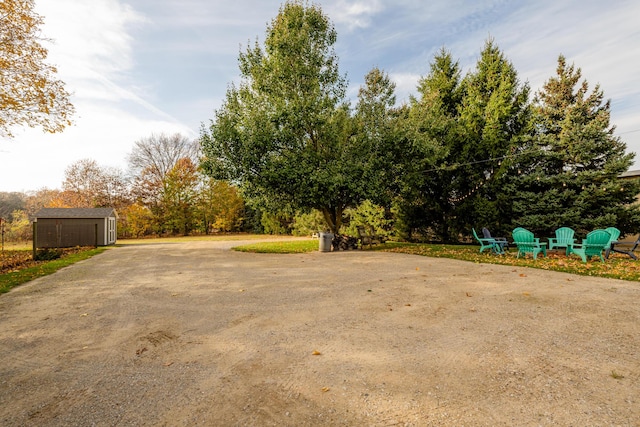 view of yard featuring a storage shed