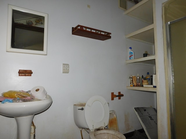 bathroom featuring toilet