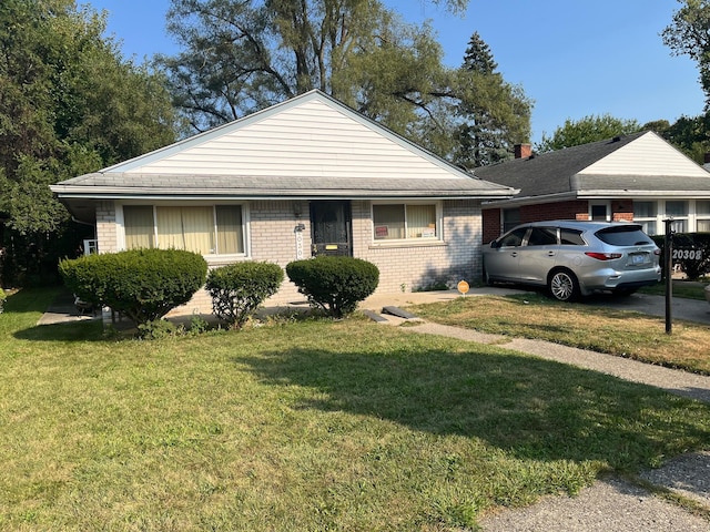 view of front of home featuring a front yard