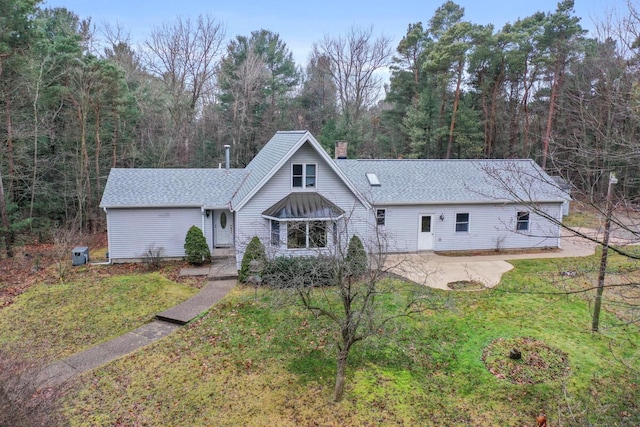 view of front of home with a patio area and a front lawn