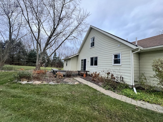 back of house featuring a lawn