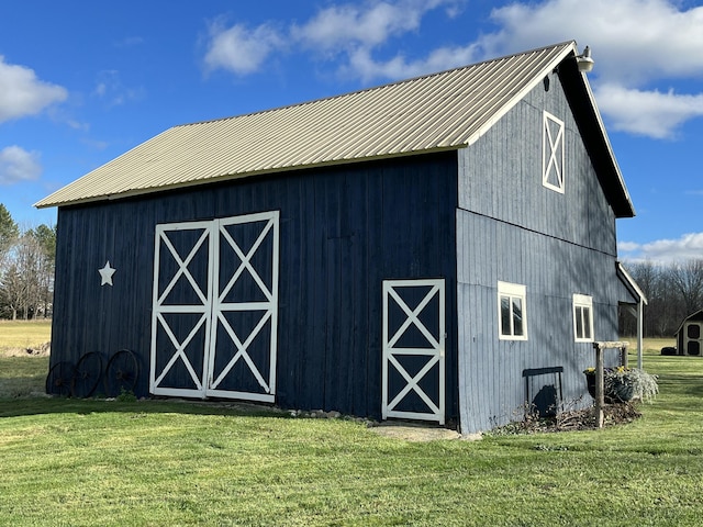 view of outdoor structure featuring a yard