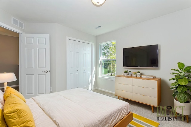 bedroom featuring carpet flooring and a closet