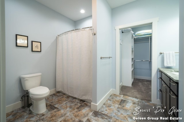 bathroom with a shower with curtain, vanity, and toilet