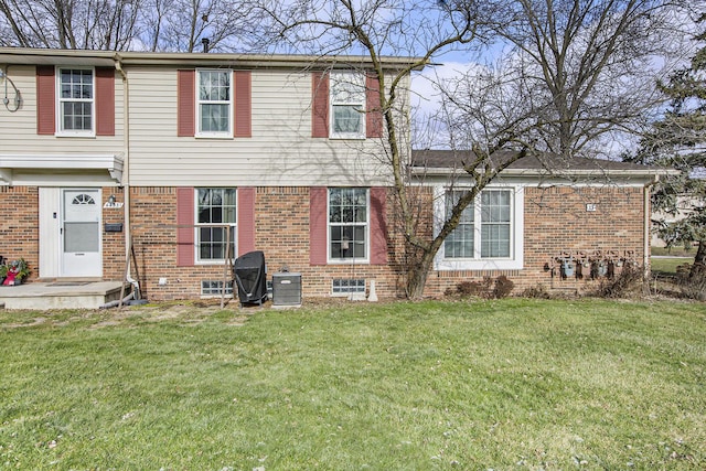 view of front of property featuring a front lawn