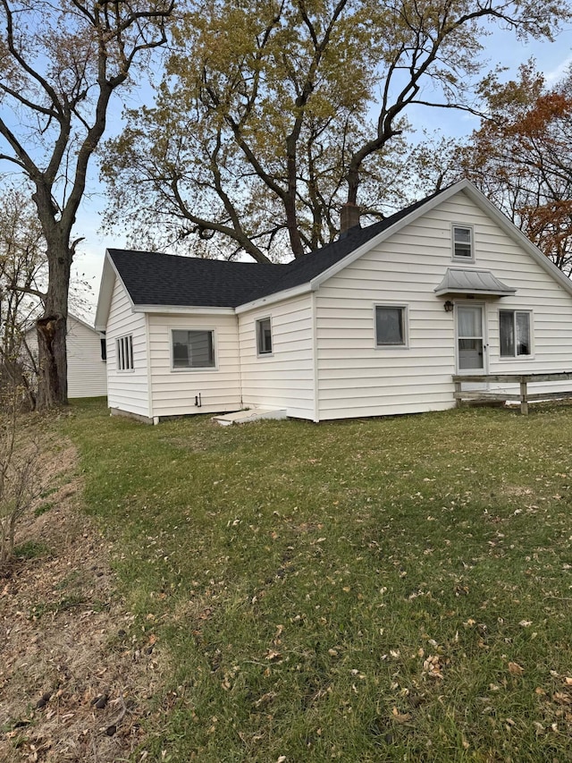 back of house featuring a lawn