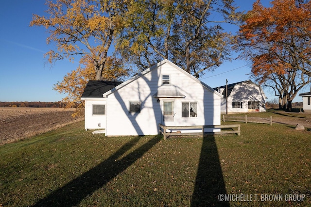 view of front facade featuring a front yard