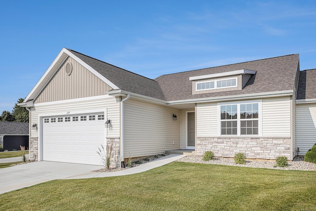 view of front facade featuring a garage and a front lawn