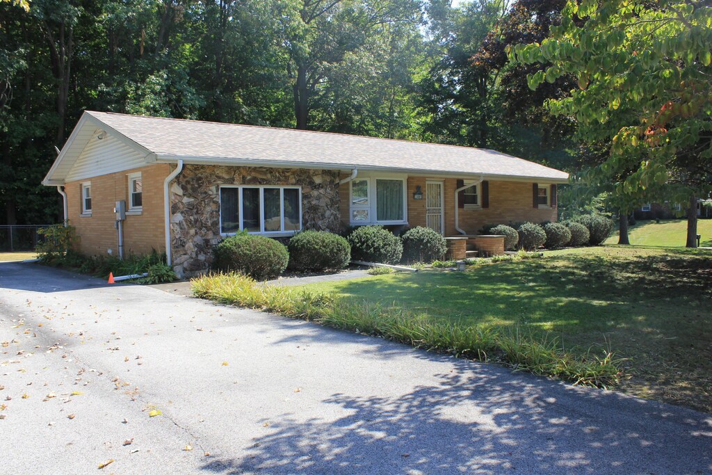 single story home featuring a front lawn