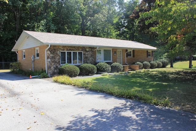 single story home featuring a front lawn