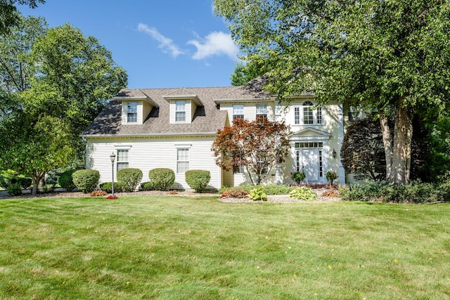 view of front of property featuring a front lawn