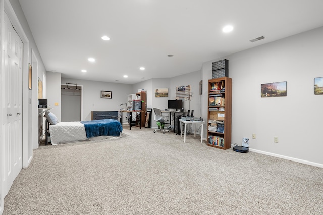 carpeted bedroom with baseboards, a barn door, visible vents, and recessed lighting