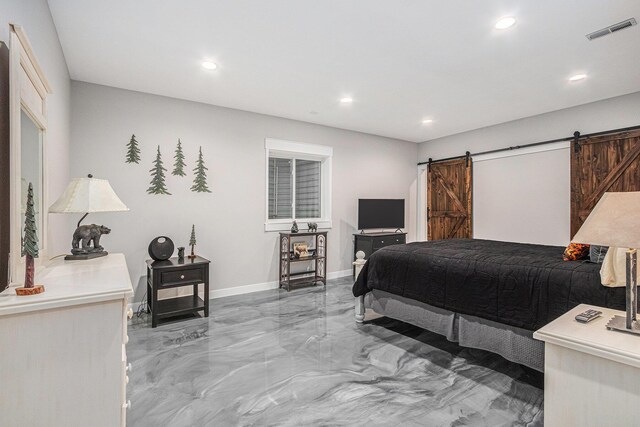 bedroom featuring a barn door