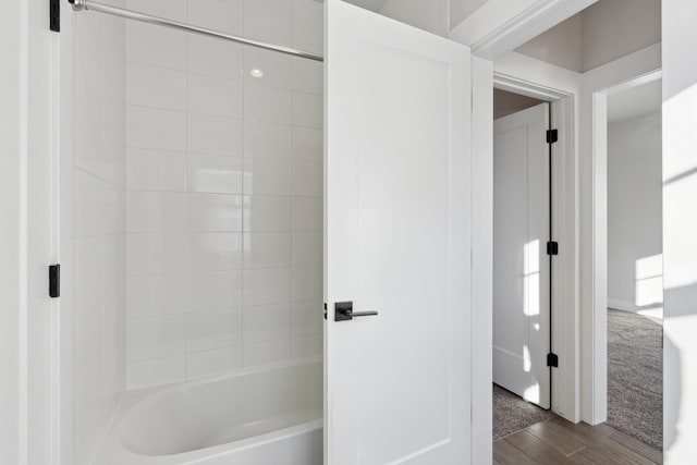 bathroom with tiled shower / bath