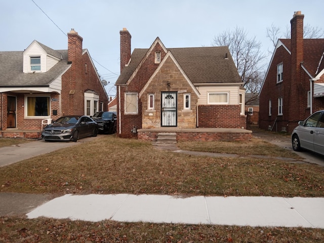 view of front of property featuring a front lawn