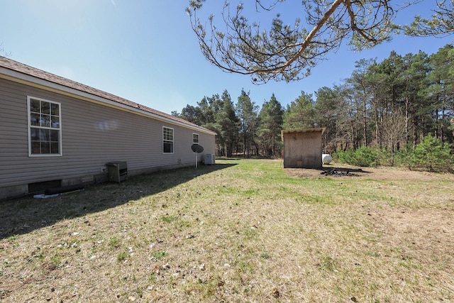 view of yard with a storage unit