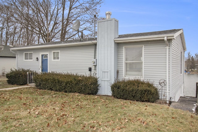 view of front of property with a front yard