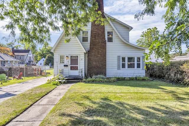 view of front facade with a front lawn