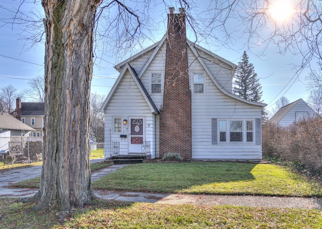 view of front facade featuring a front lawn