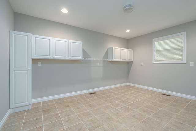 laundry room featuring light tile patterned floors