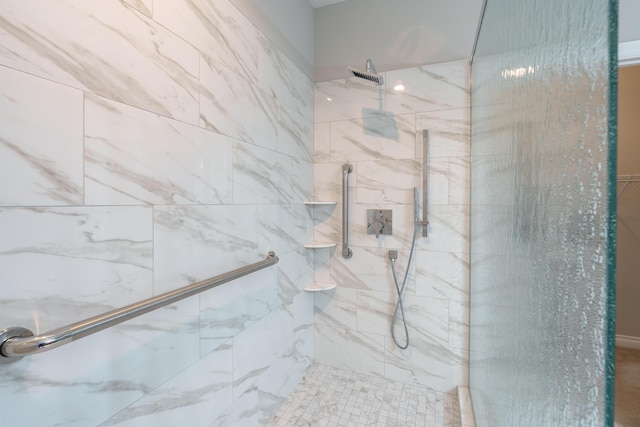 bathroom featuring a tile shower