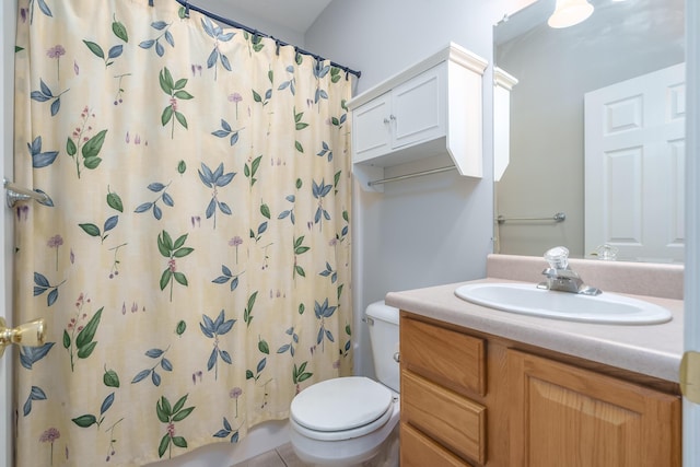 bathroom with a shower with shower curtain, vanity, and toilet