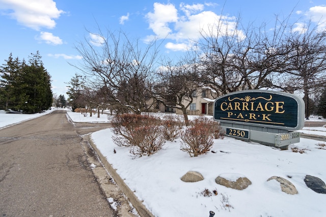 view of community / neighborhood sign