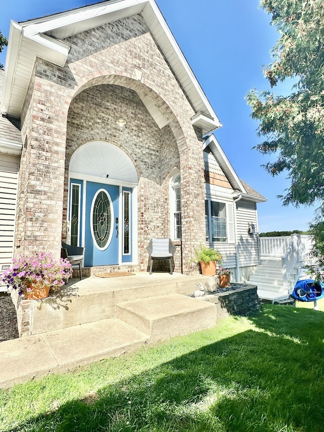 entrance to property featuring a yard